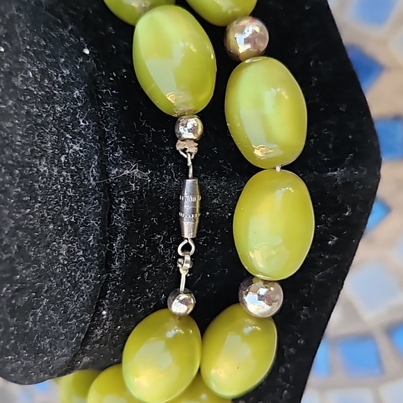 Vintage Retro Inspired Moonglow Beaded Necklace Silver Tone Accents Green W OS - Picture 4 of 4